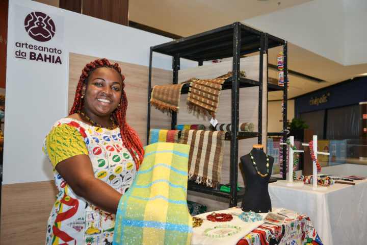 Feira Artesanato da Bahia, em Lauro de Freitas, contou com exibição de peças únicas feitas à mão por artesãs e artesãos