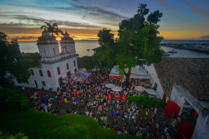 Feira Artesanato da Bahia em Salvador   promove encontro cultural do artesanato com a moda, a música e a poesia