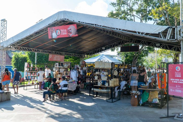 TURISTAS MOVIMENTARAM A FEIRA ARTESANATO DA BAHIA EM CACHOEIRA