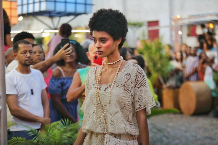 A MODA ARTESANAL DA BAHIA SERÁ APRESENTADA EM DESFILE PARA CONVIDADOS DO LIBERATUM