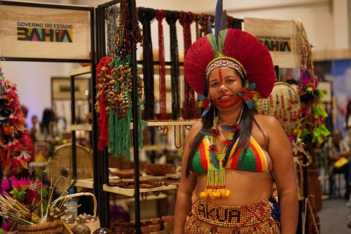 PÚBLICO DO FESTIVAL LIBERATUM PRESTIGIA A FEIRA AFRO-INDÍGENA DO ARTESANATO DA BAHIA