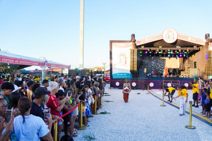 Desfile com peças indígenas e artesanais marcam dia de luta indigina em Cabrália